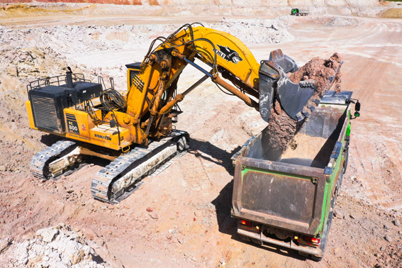 Komatsu PC800 mit Kabinenerhöhung und Hochlöffelausleger