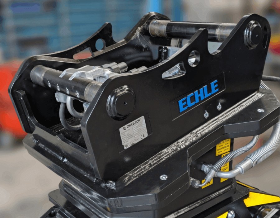 Aufnahme OilQuick mb crusher Der Powerhand VRS im Einsatz beim Fahrzeugrecycling