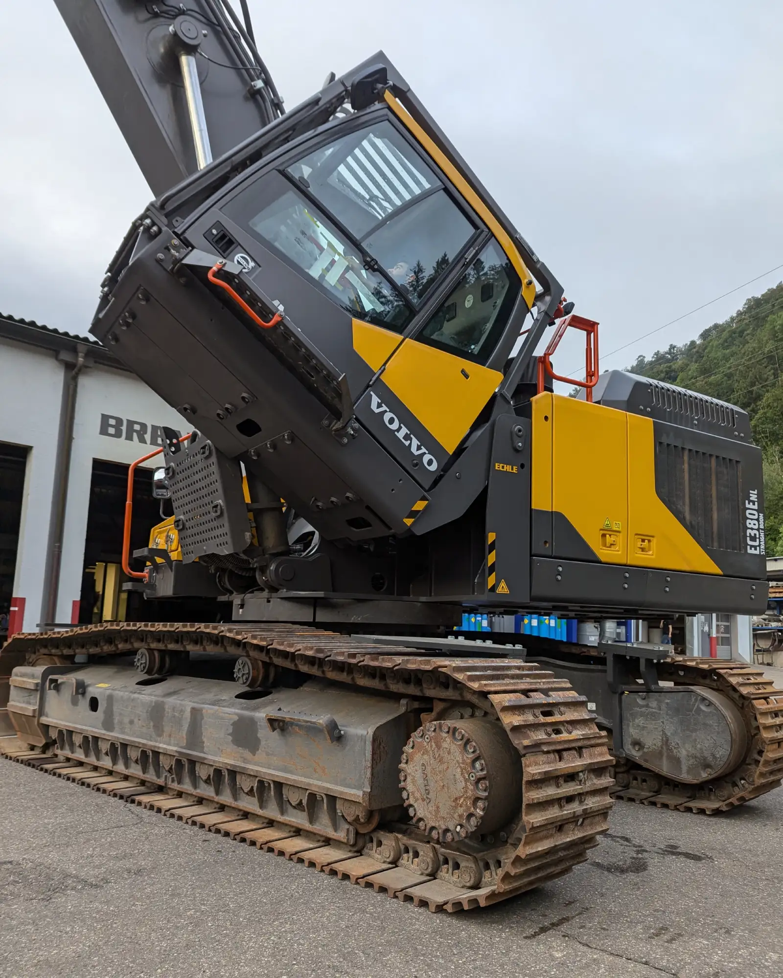 Bagger-echle-kippkabine-Volvo-EC380ENL